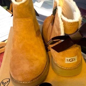 UGG Boots Youth/Kids Sz 1 NEW in the Box